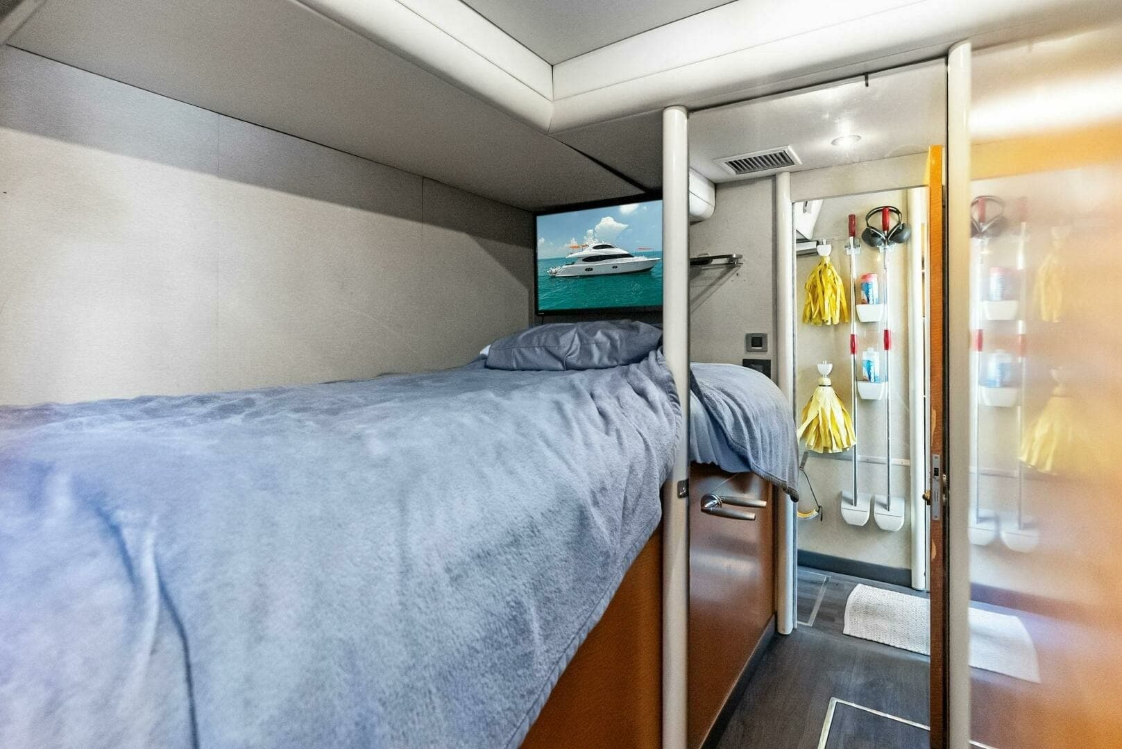 2006 Lazzara Yachts 84 Skylounge