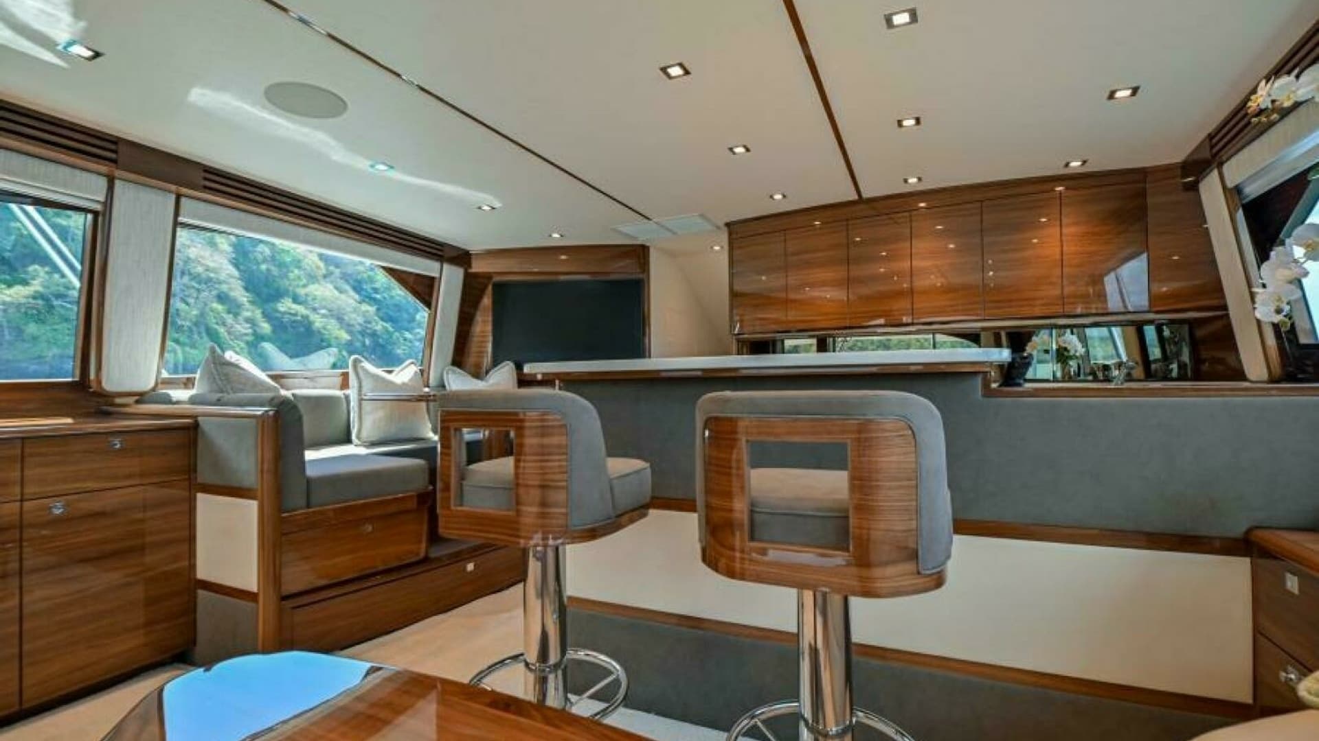 Spacious Salon with Bar Seating