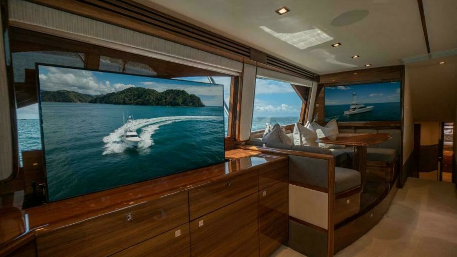 Salon with Panoramic Views and Entertainment
