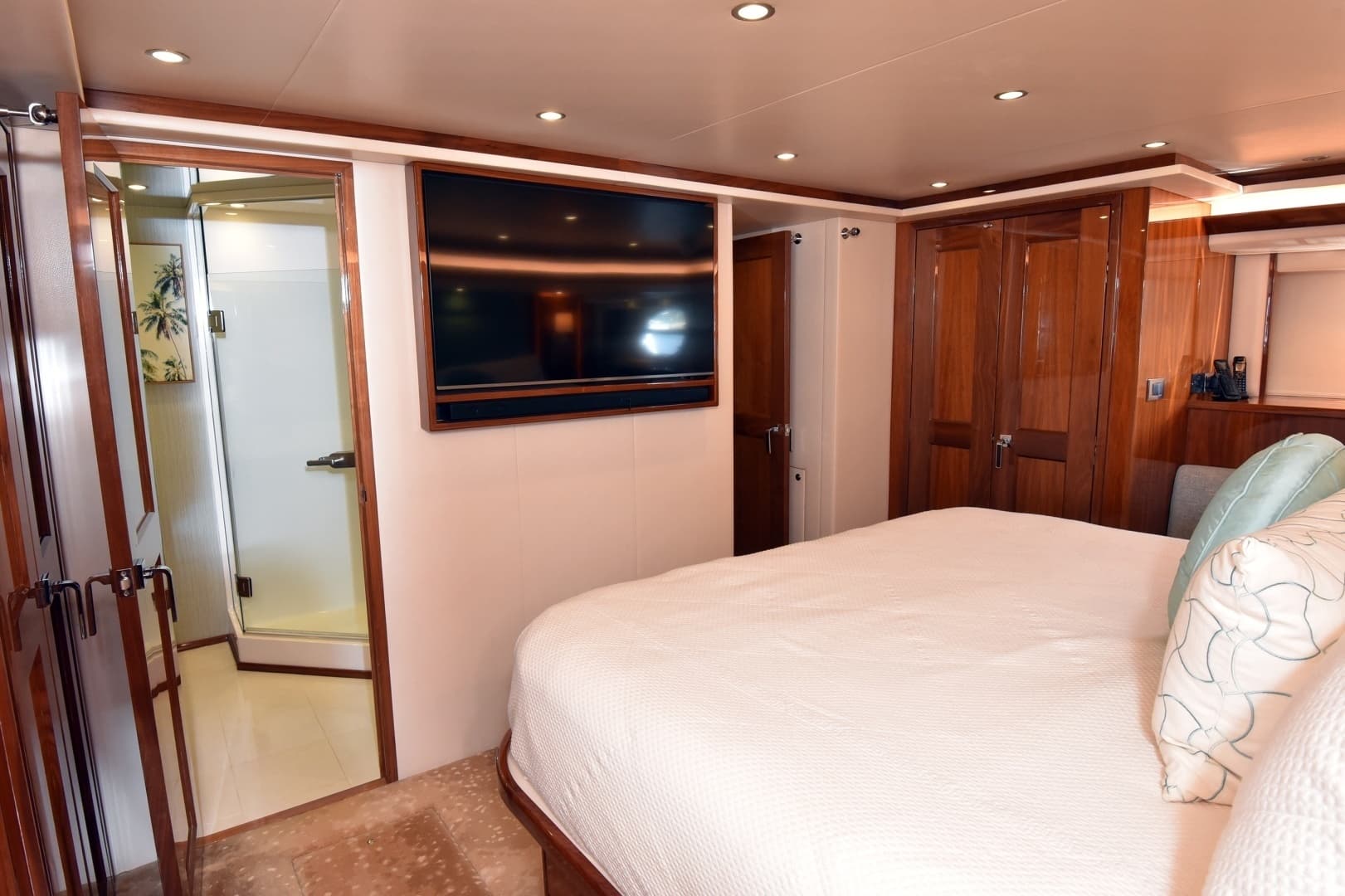2019 Viking 80 Skybridge