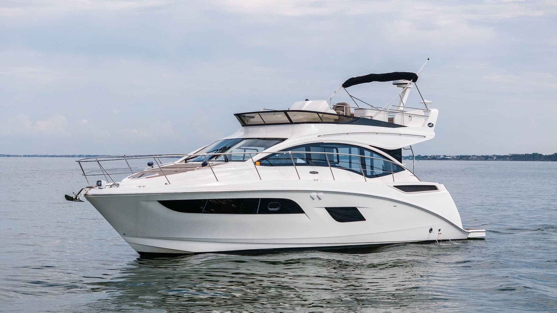 Side Profile of Sea Ray 400 Fly