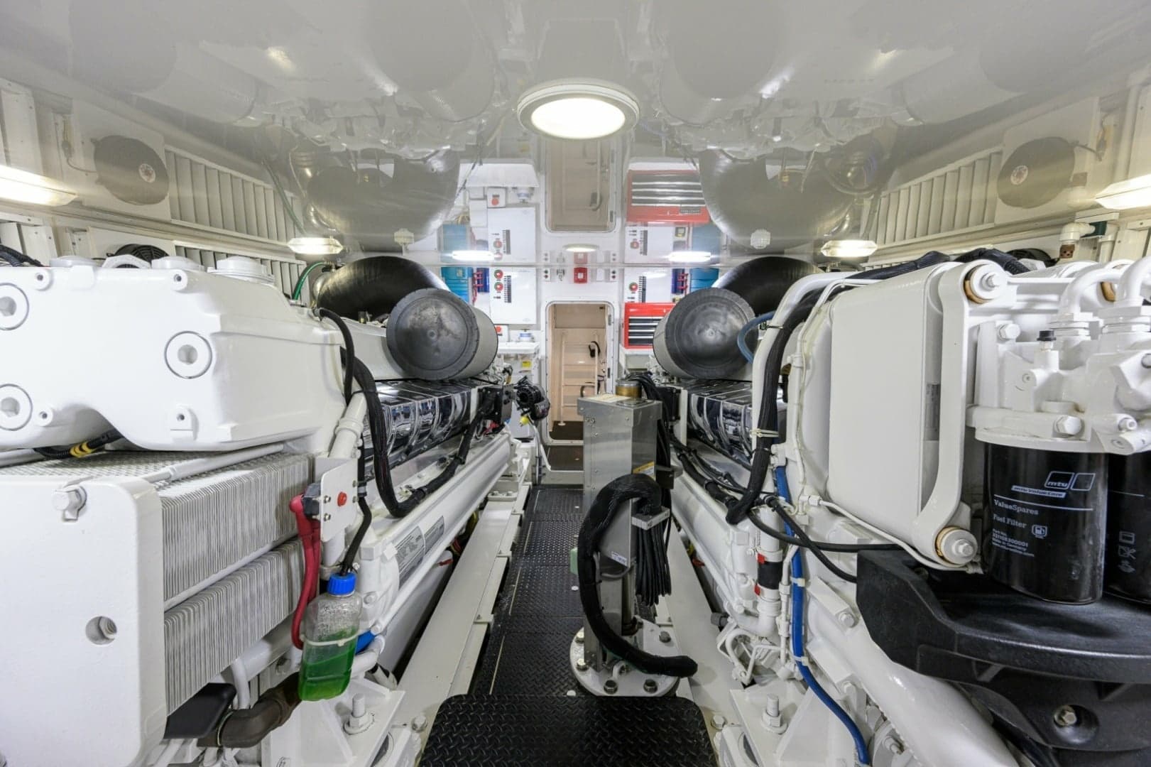 Viking 70 DESPERADO - Engine Room