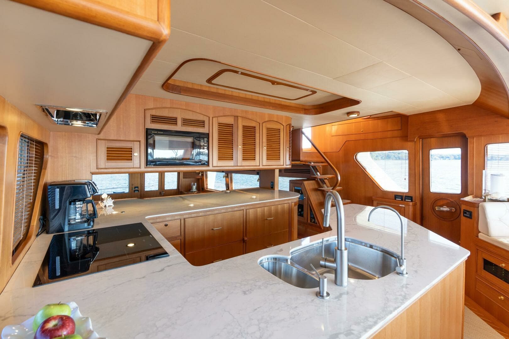 Marlow 72 GRIFFIN - Galley