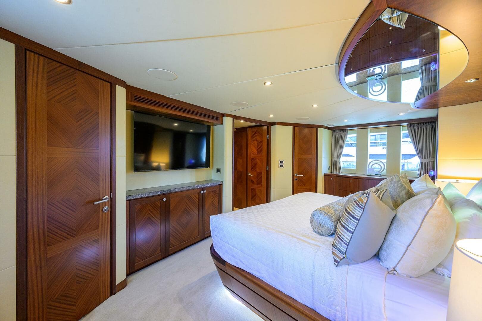 2013 Ocean Alexander Sky Lounge