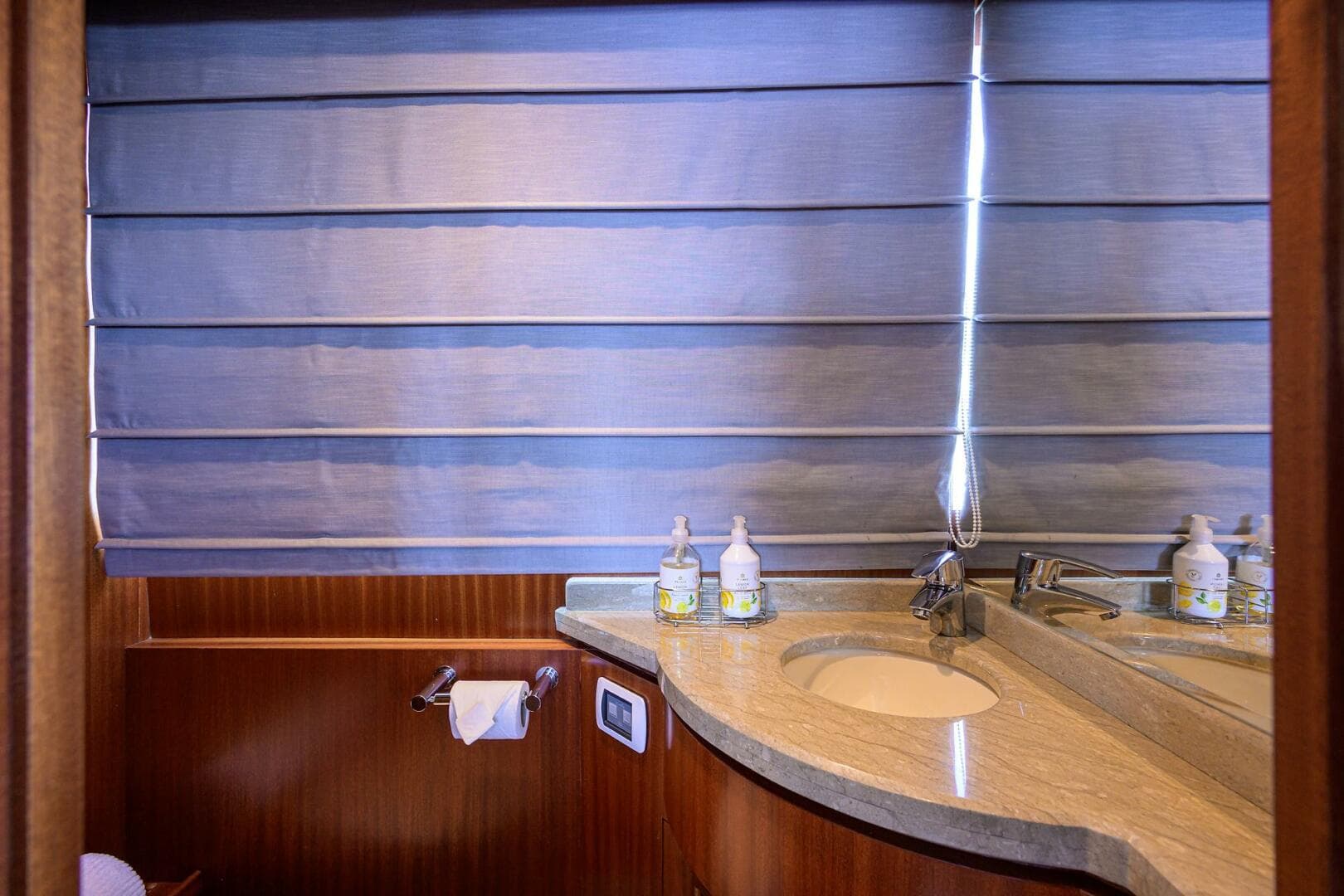 2013 Ocean Alexander Sky Lounge