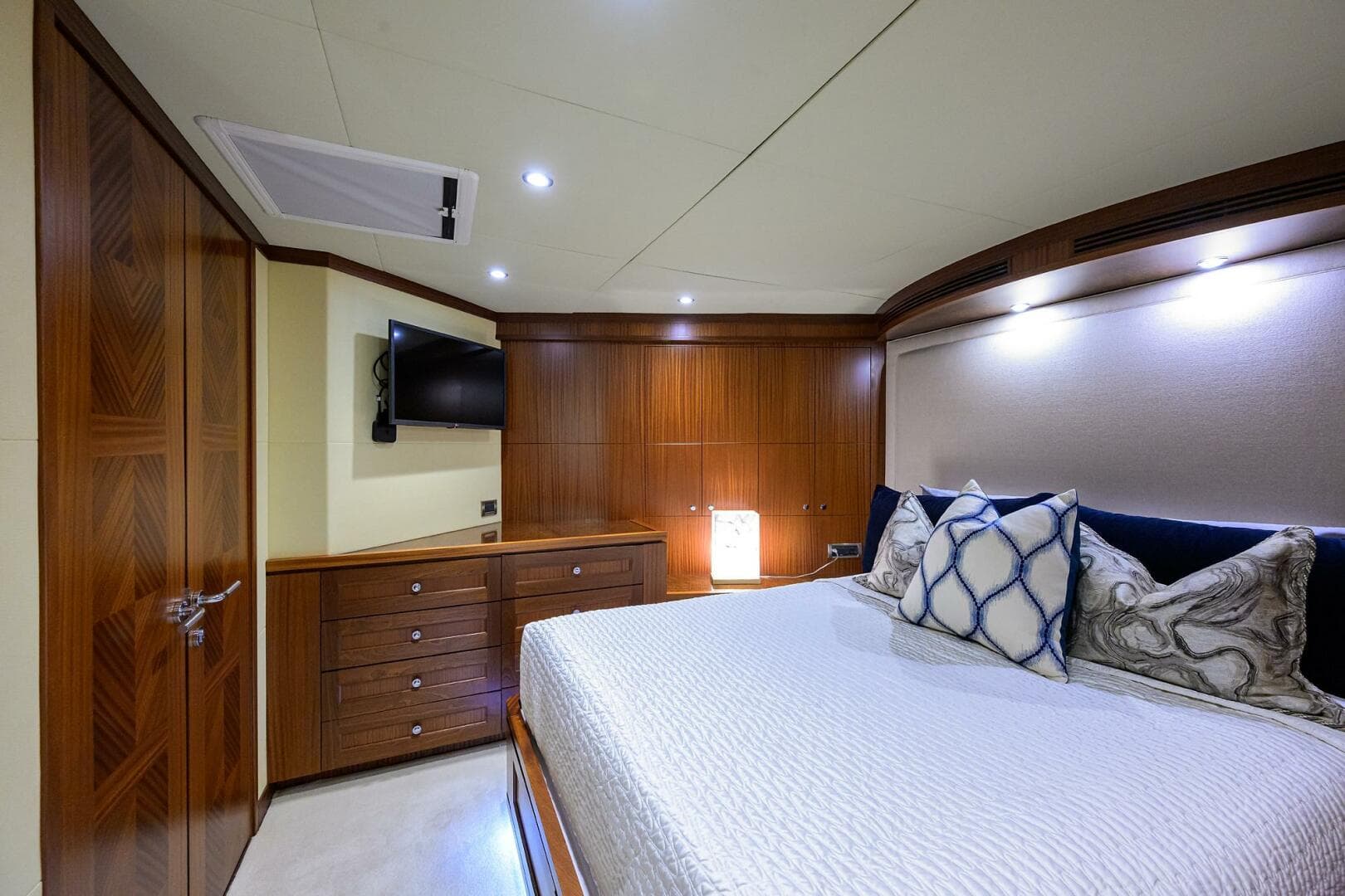 2013 Ocean Alexander Sky Lounge