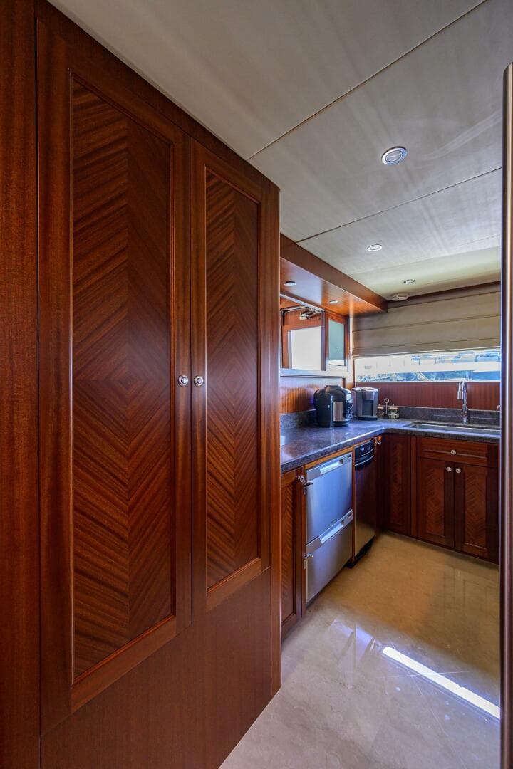 2013 Ocean Alexander Sky Lounge