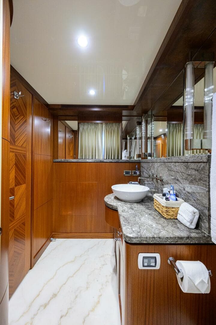 2013 Ocean Alexander Sky Lounge