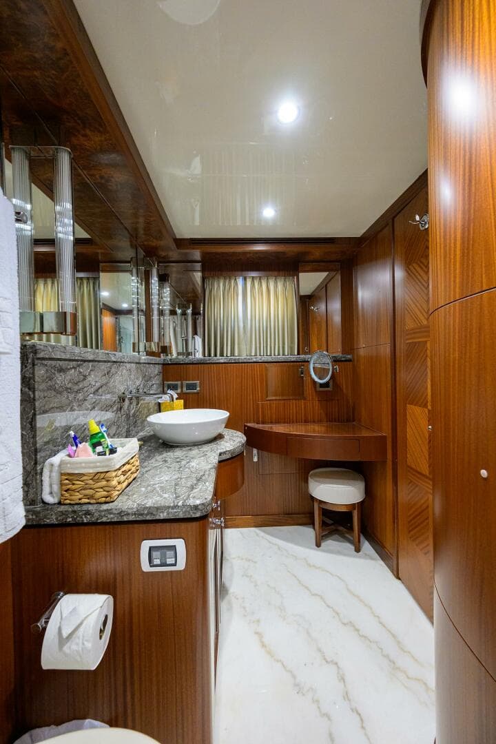 2013 Ocean Alexander Sky Lounge