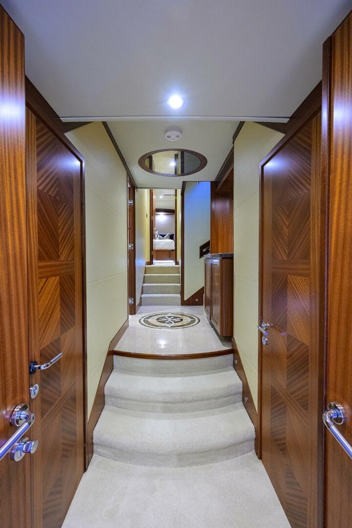 2013 Ocean Alexander Sky Lounge