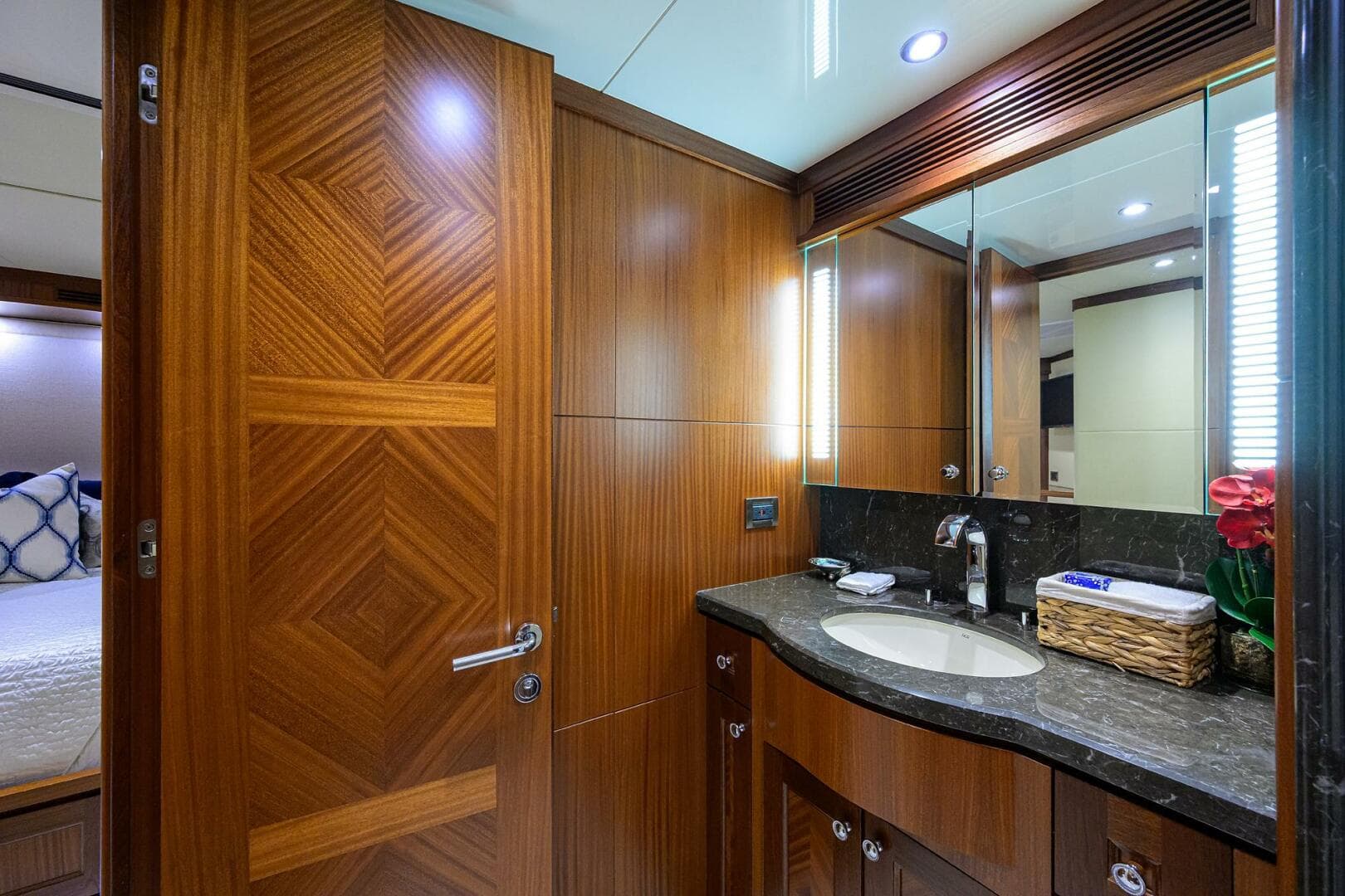 2013 Ocean Alexander Sky Lounge