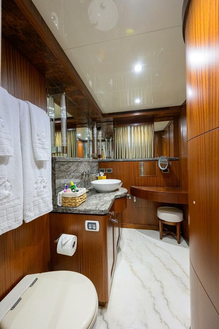 2013 Ocean Alexander Sky Lounge