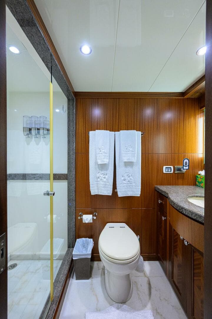 2013 Ocean Alexander Sky Lounge