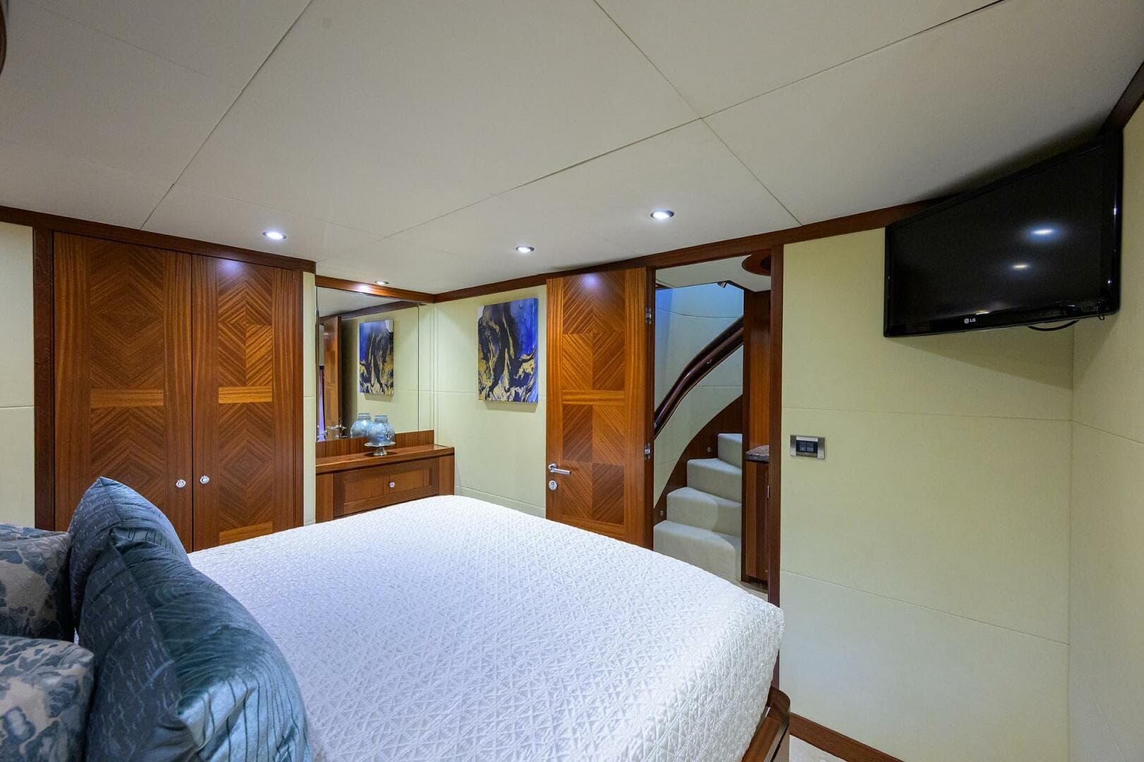 2013 Ocean Alexander Sky Lounge