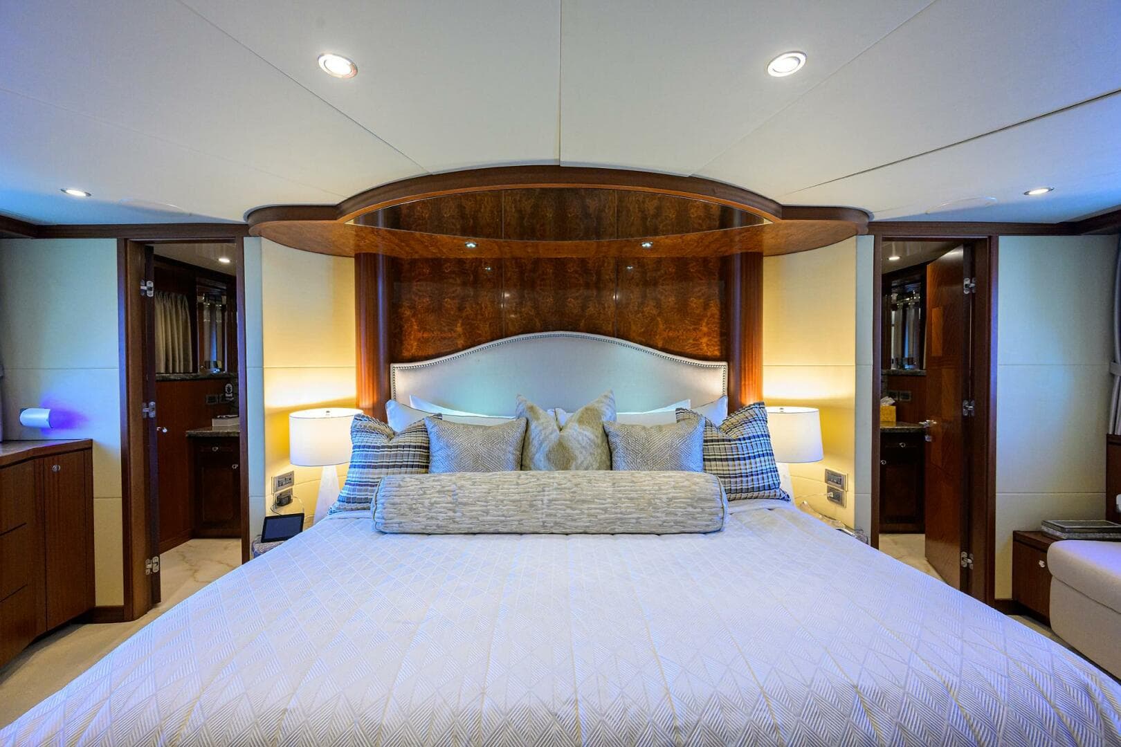 2013 Ocean Alexander Sky Lounge