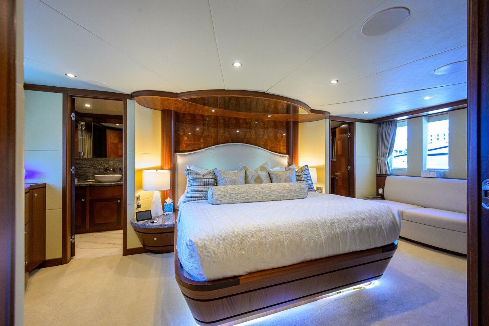 2013 Ocean Alexander Sky Lounge