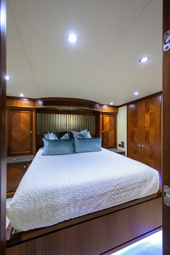 2013 Ocean Alexander Sky Lounge