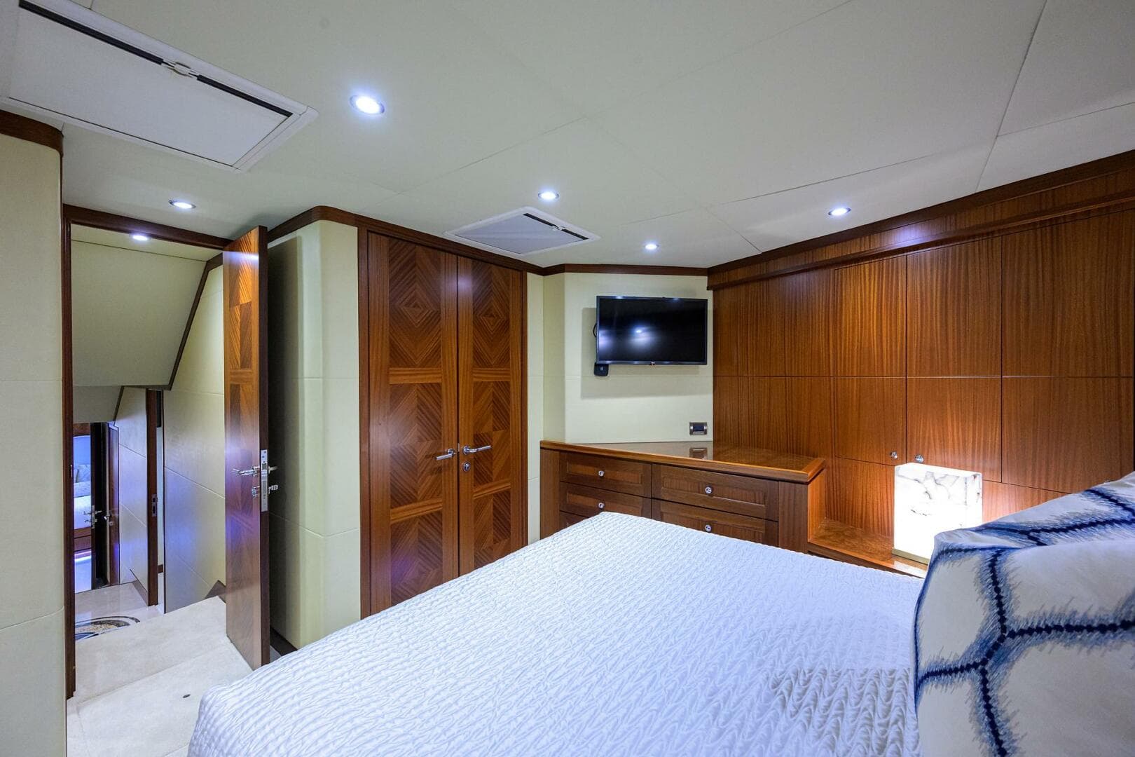 2013 Ocean Alexander Sky Lounge