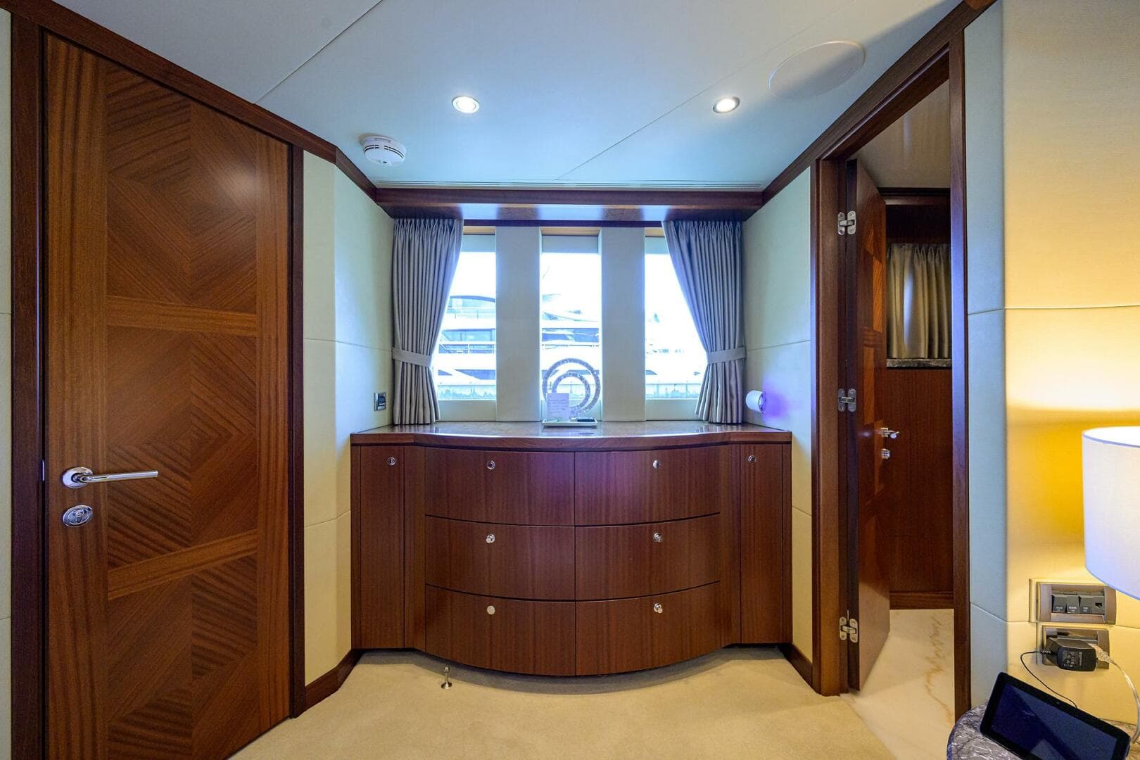 2013 Ocean Alexander Sky Lounge