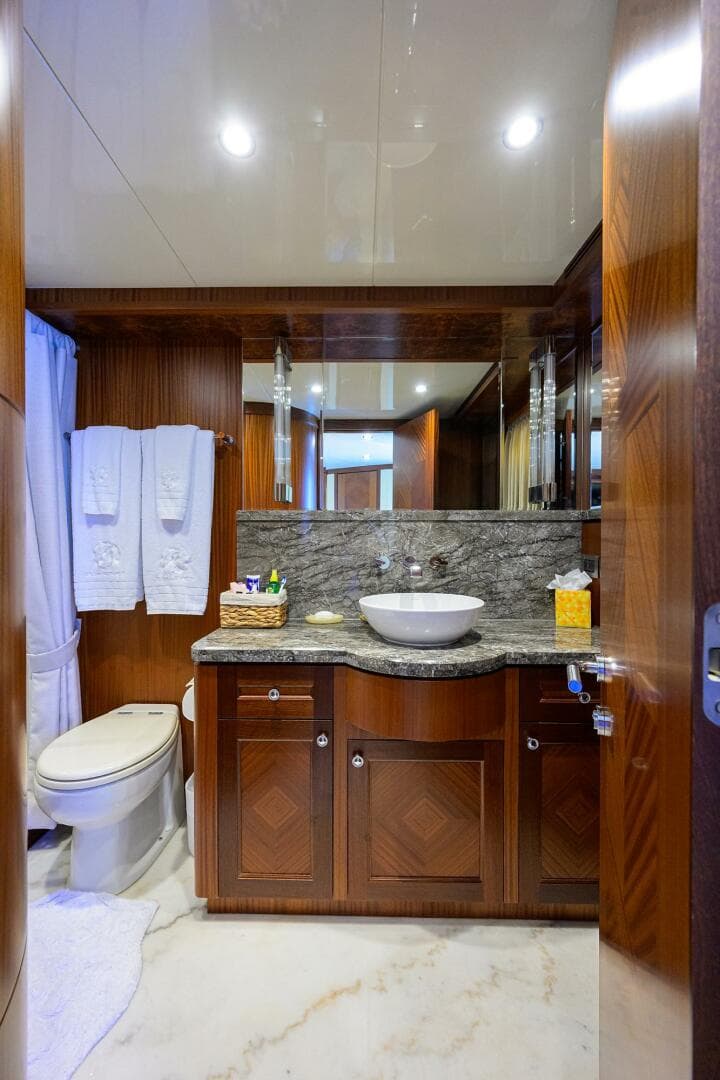 2013 Ocean Alexander Sky Lounge