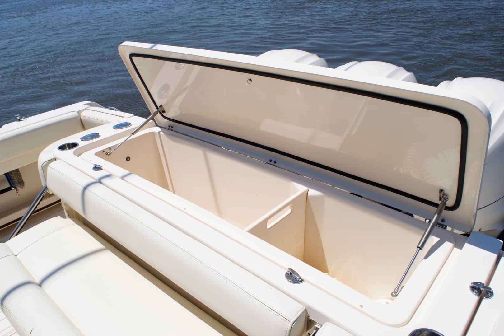 Grady White 37 - TRIPLE NET - Cockpit