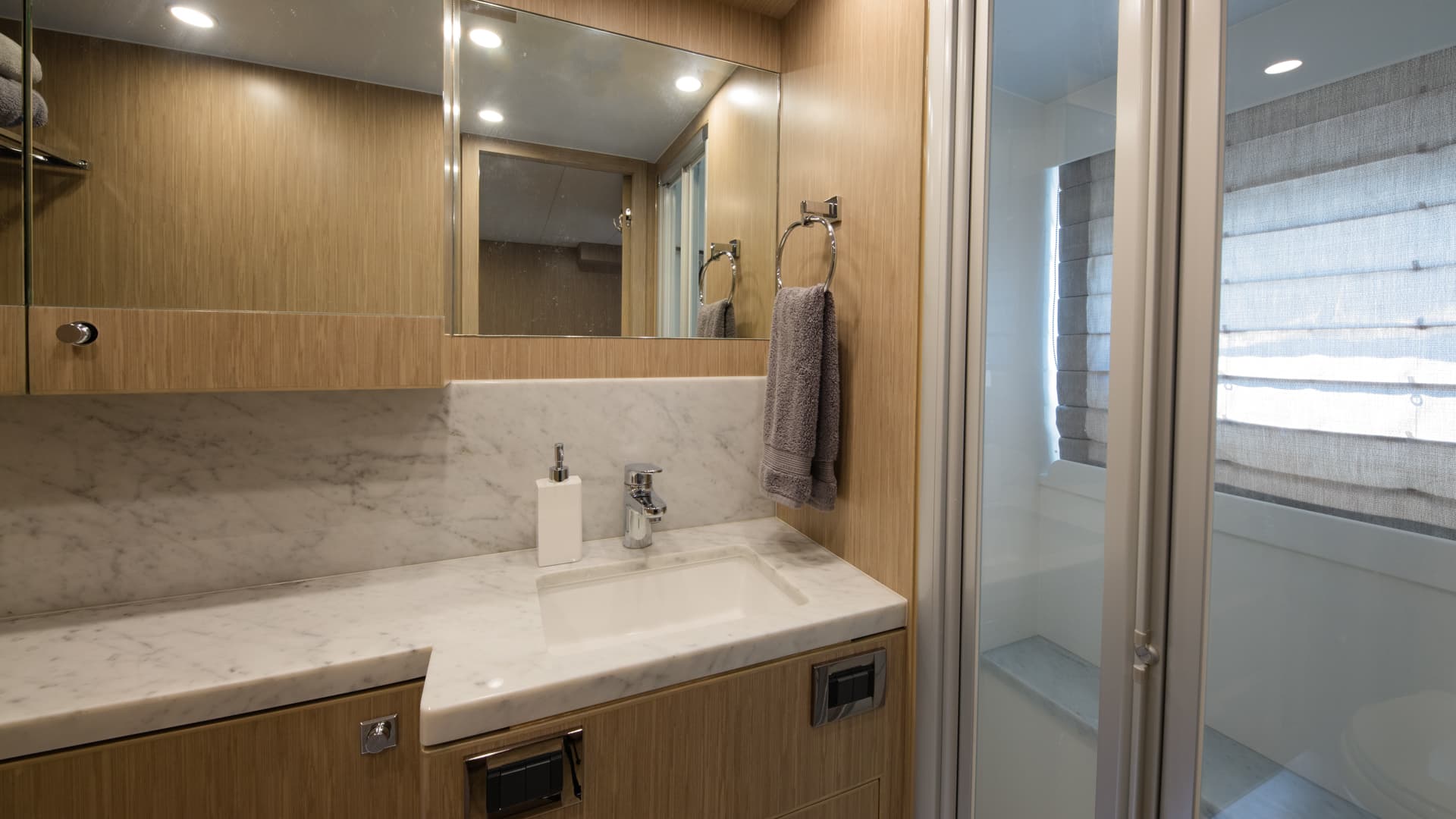 2028 Hargrave Raised Pilothouse