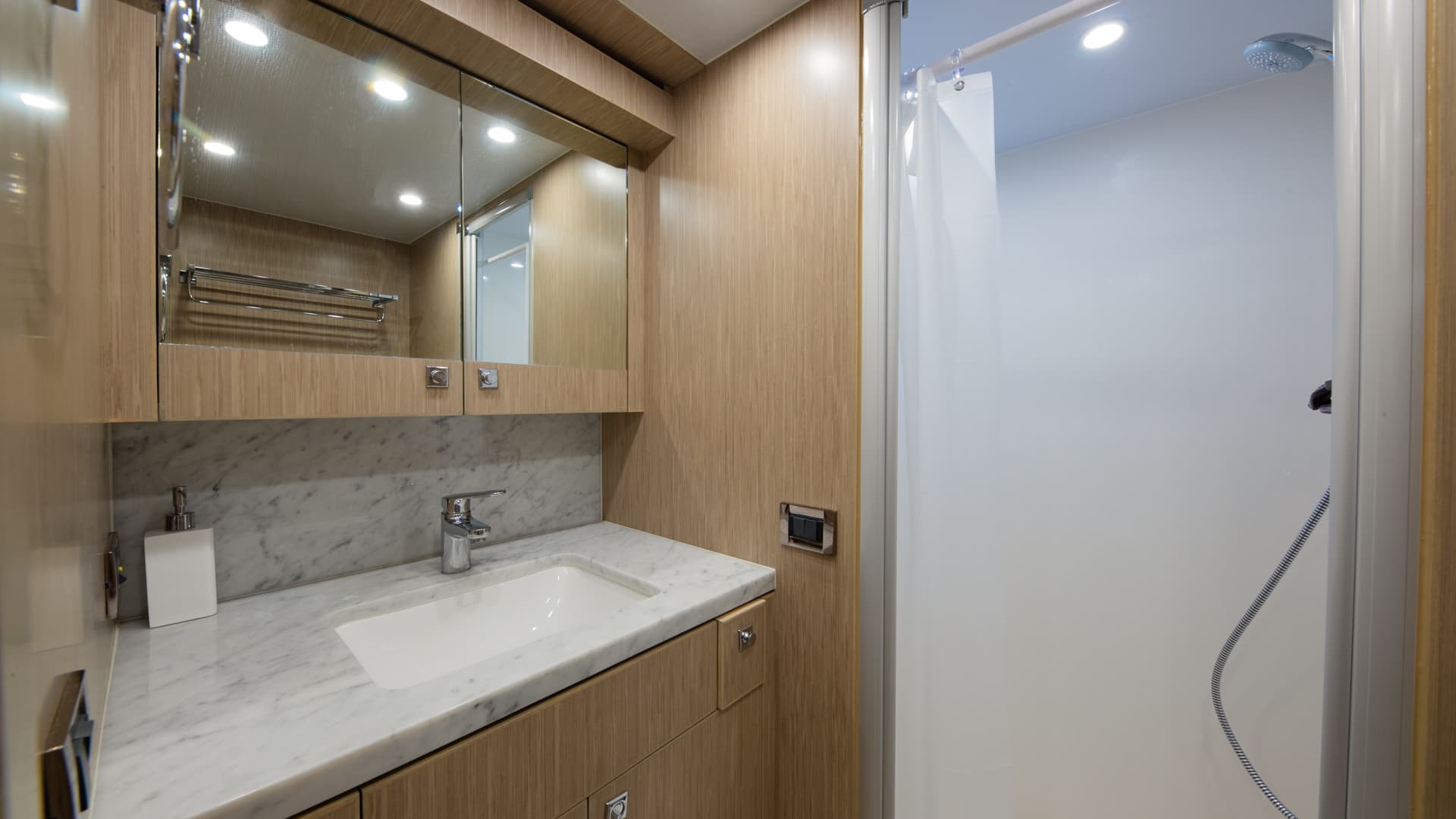 2028 Hargrave Raised Pilothouse