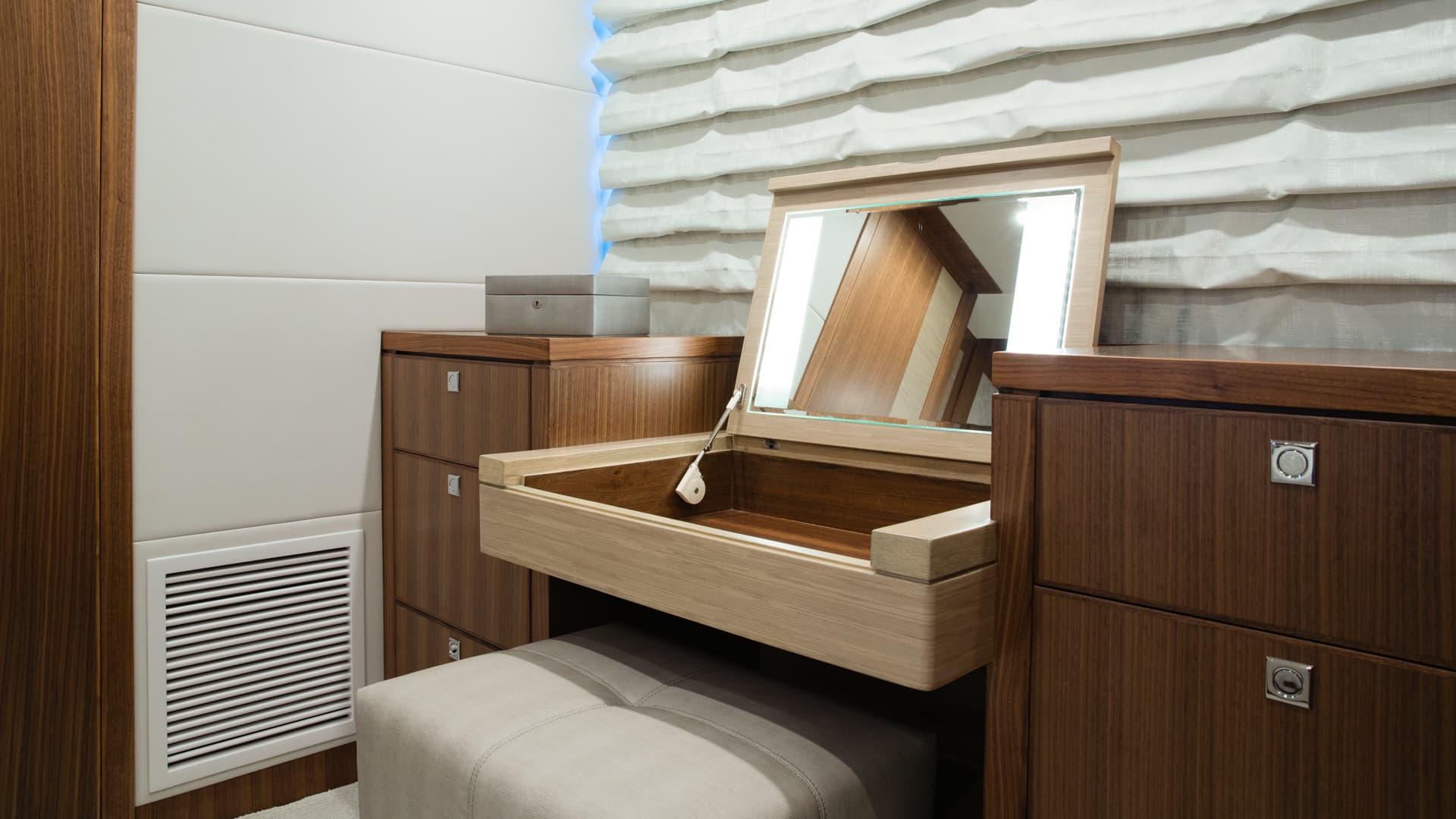 2028 Hargrave Raised Pilothouse