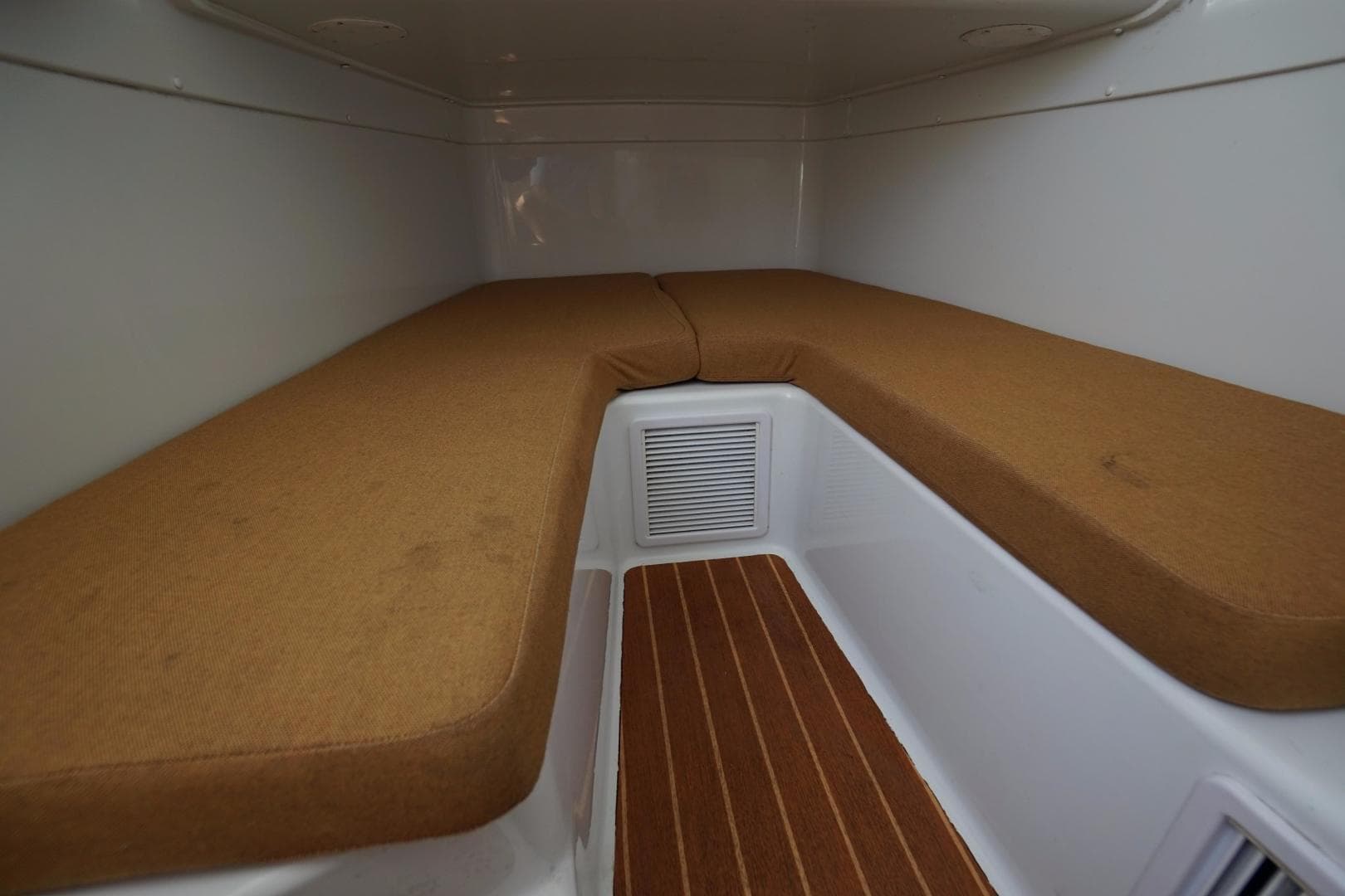 2013 Yellowfin 42 - seating