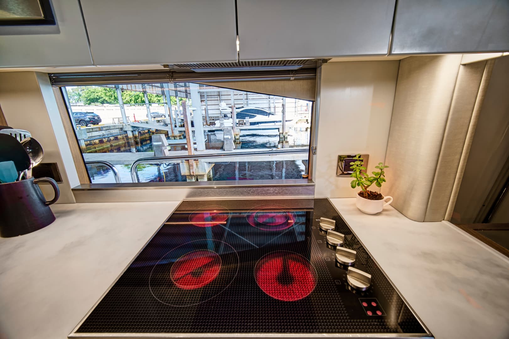 2019 Sunseeker 86 Yacht