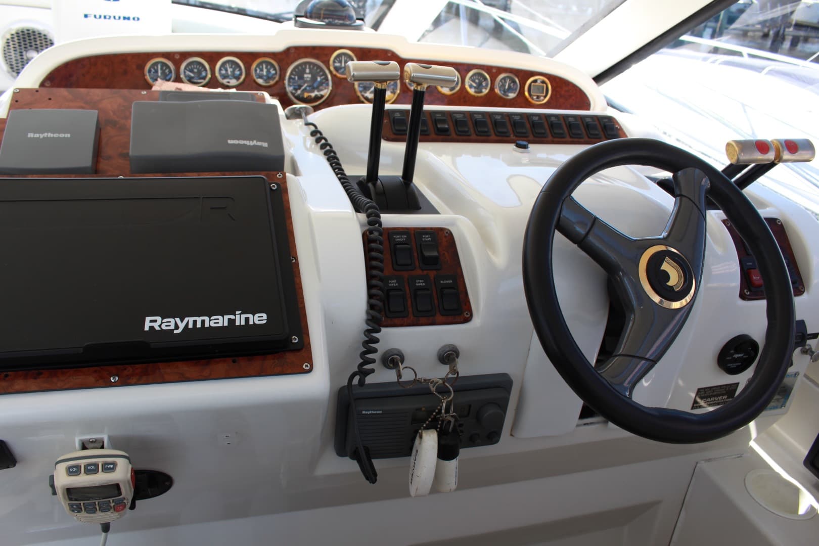 2000 Carver Trojan 440 Express