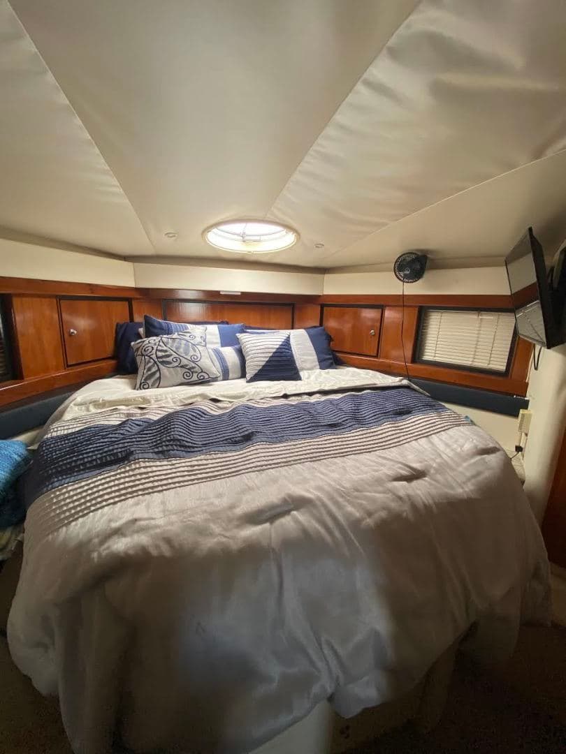 2000 Carver Trojan 440 Express