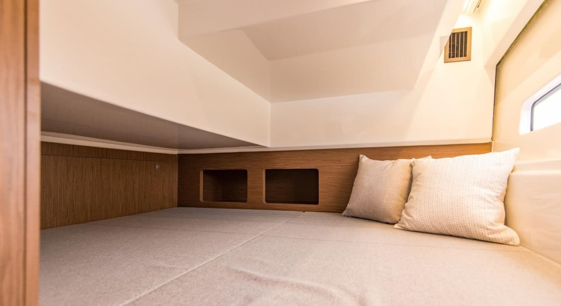 2025 Beneteau Antares 9