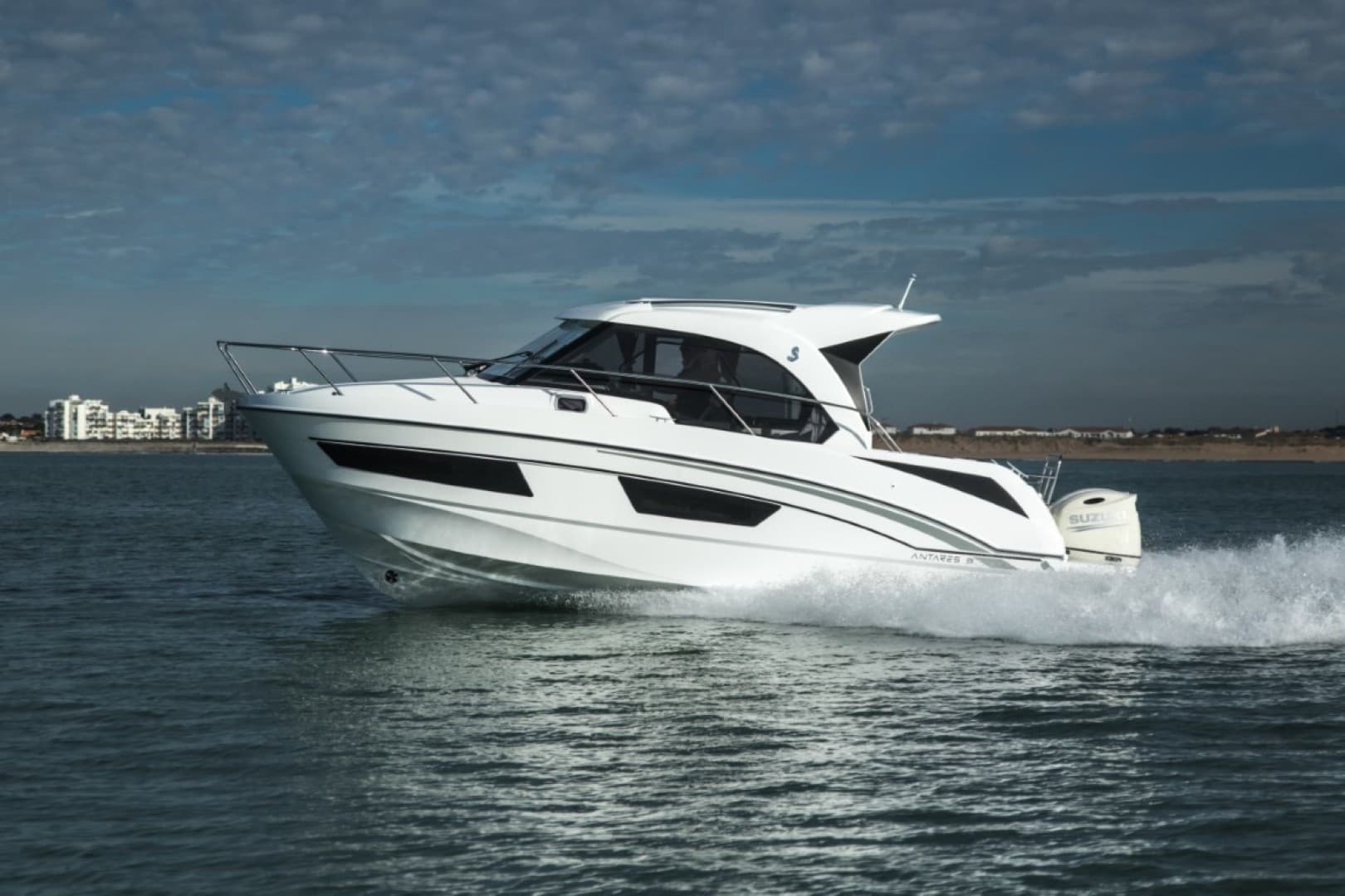 2025 Beneteau Antares 9