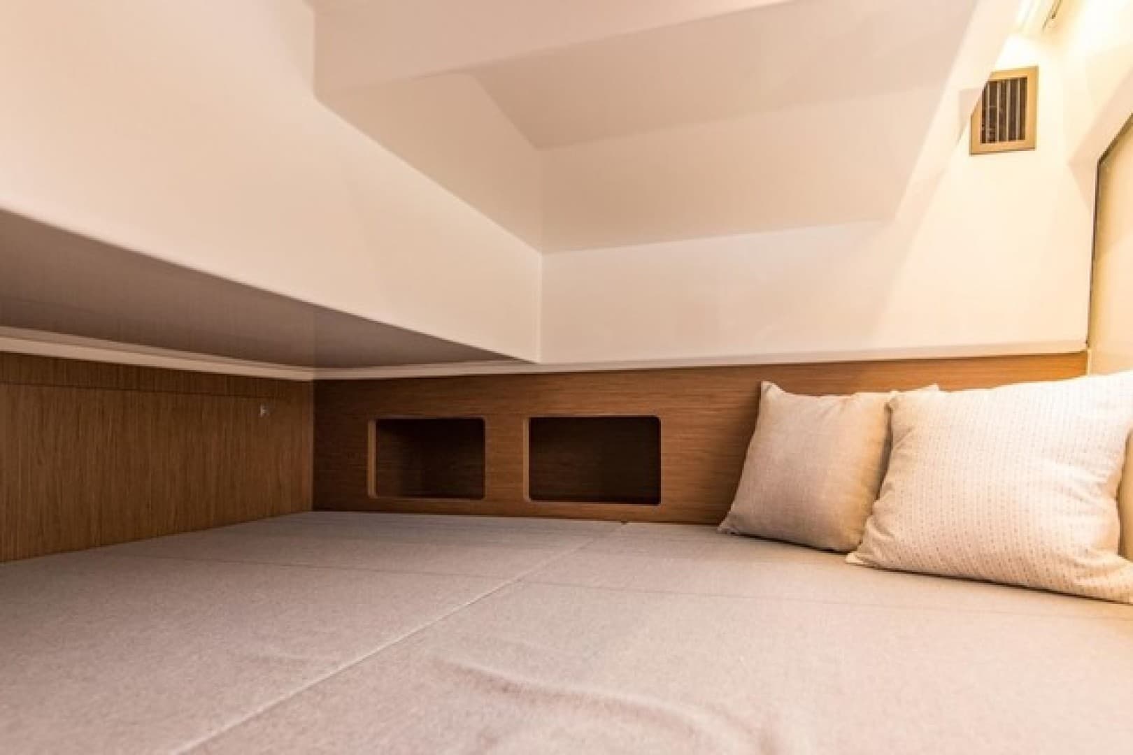 2025 Beneteau Antares 9