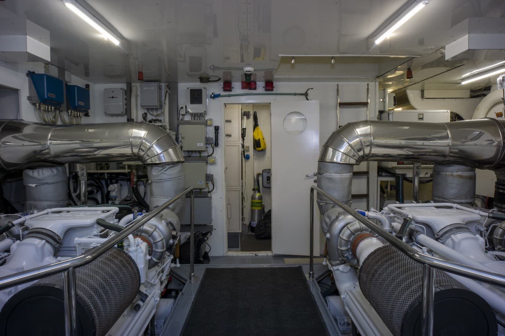 2000 Ferretti Yachts Custom Line 94