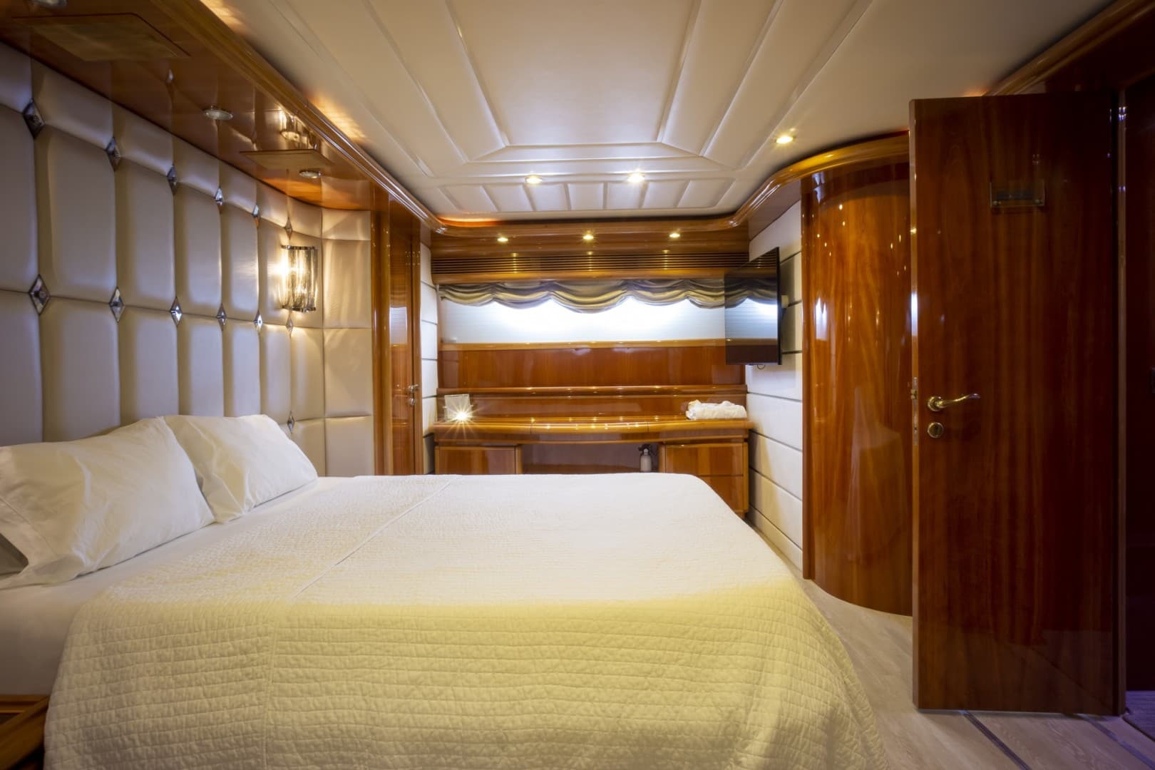 2000 Ferretti Yachts Custom Line 94