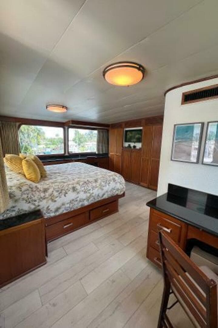 1983 Knight & Carver Custom Trideck