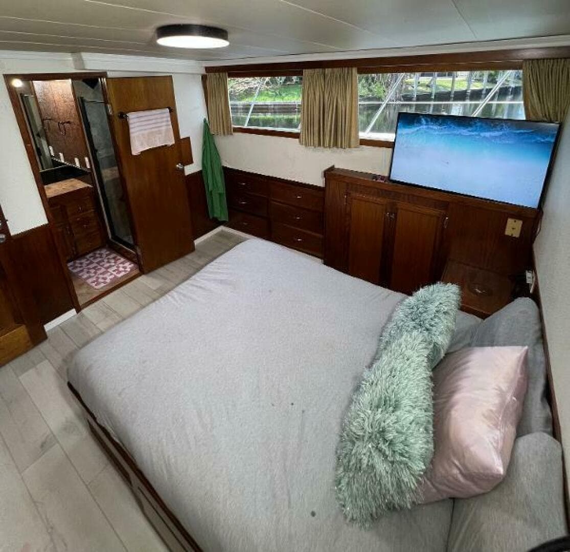 1983 Knight & Carver Custom Trideck