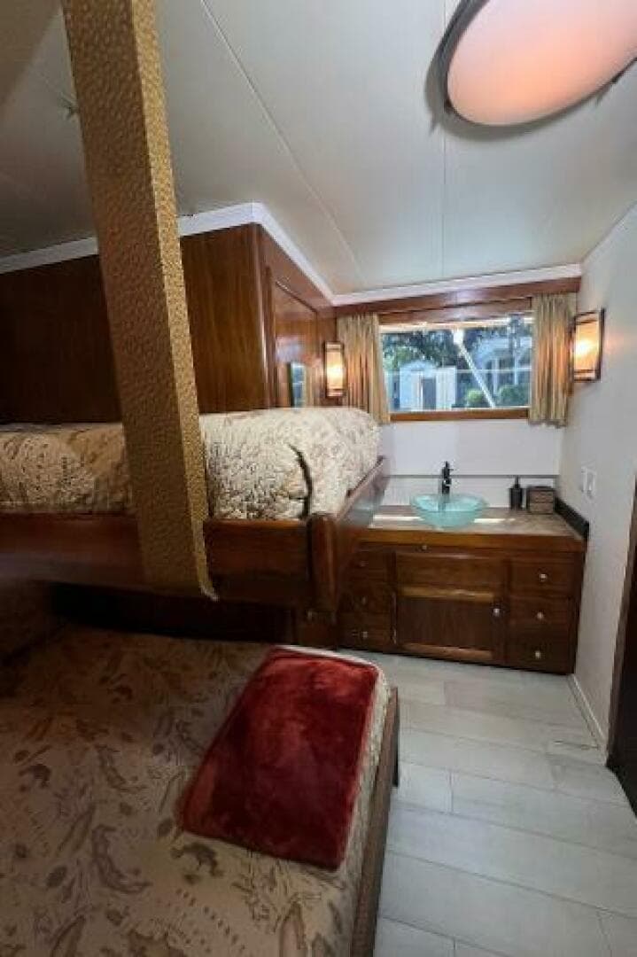 1983 Knight & Carver Custom Trideck