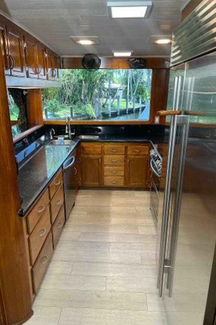 1983 Knight & Carver Custom Trideck