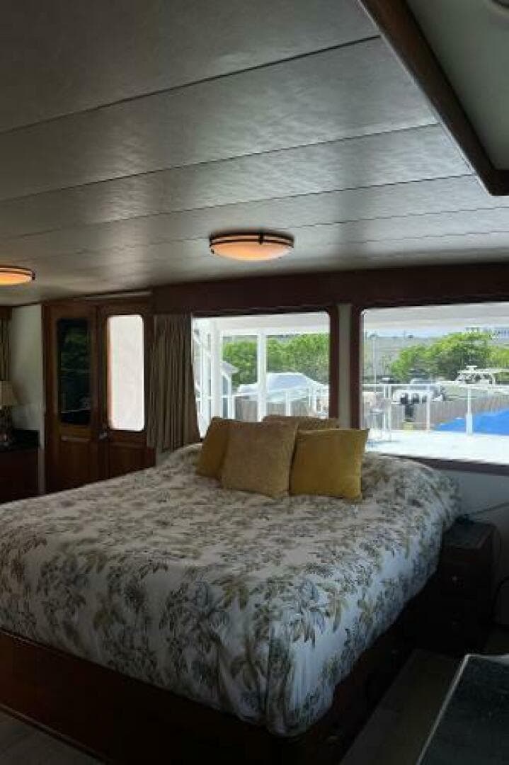 1983 Knight & Carver Custom Trideck