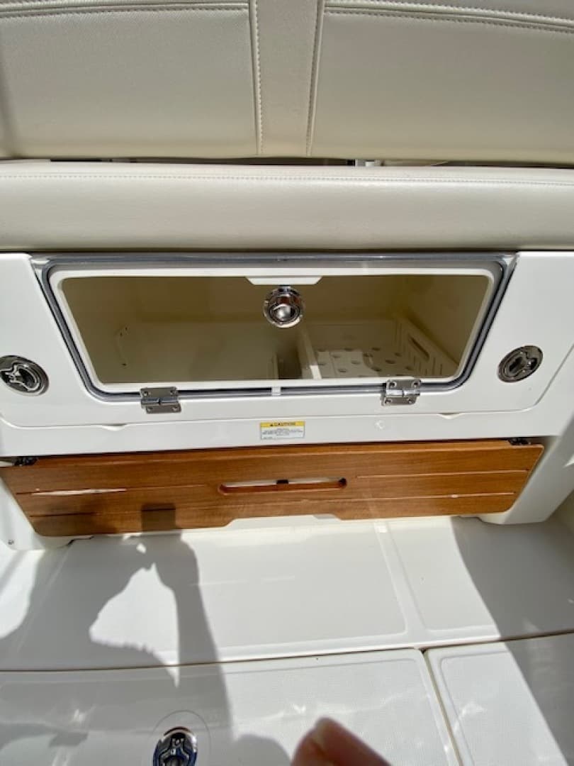 2020 Boston Whaler 380 Realm