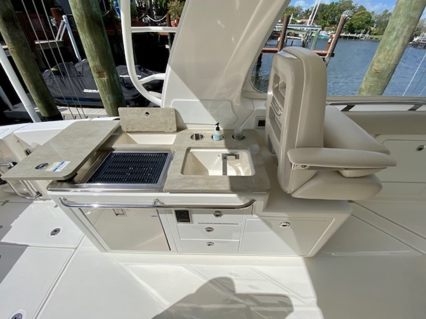 2020 Boston Whaler 380 Realm