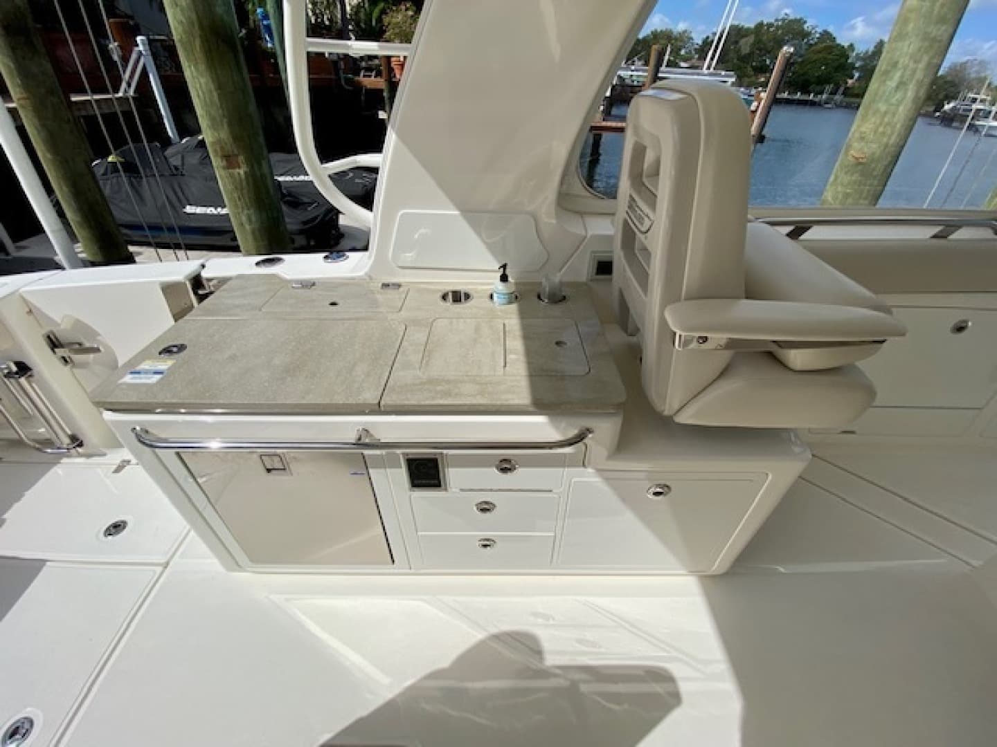 2020 Boston Whaler 380 Realm