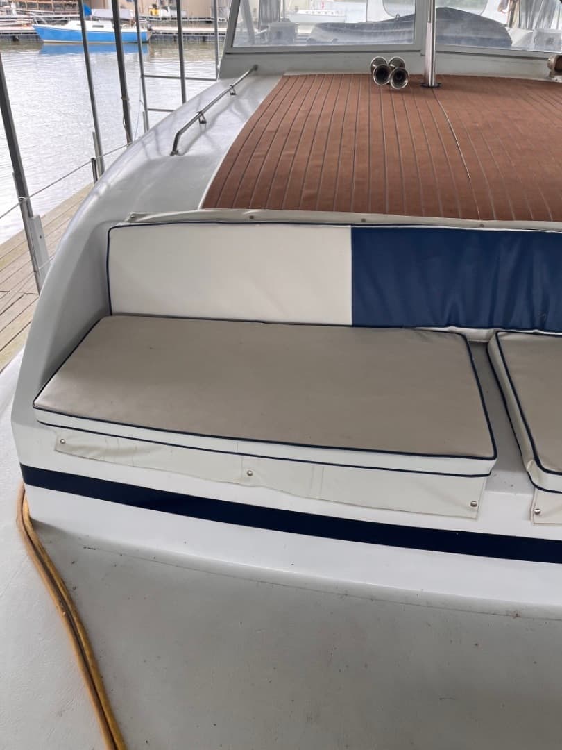 8 Under The Wire 1979 Chris Craft Catalina Foredeck Molded Seating 