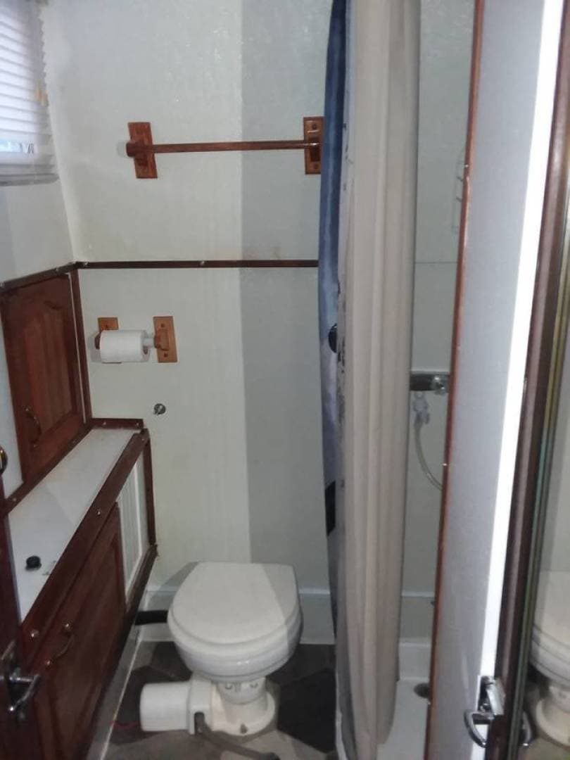 29 Under The Wire 1979 Chris Craft Catalina Head2