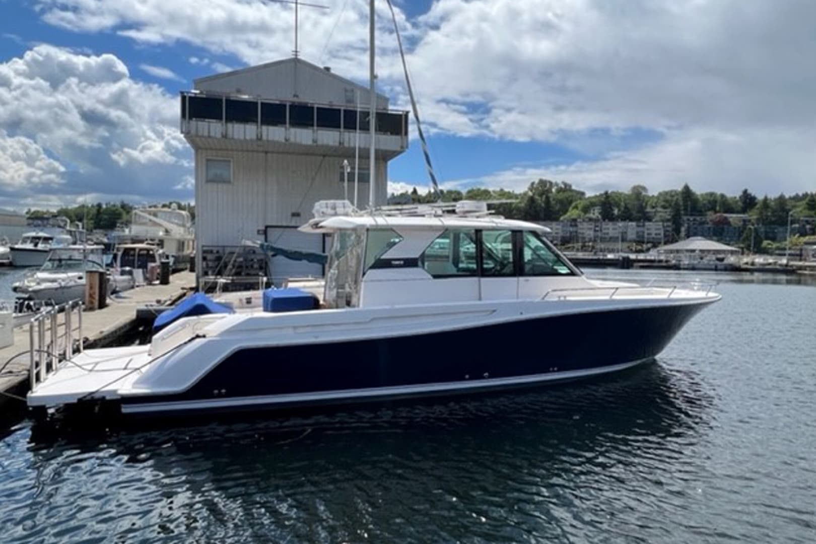 2016 Tiara 44 Express Coupe "LIVIMAC"