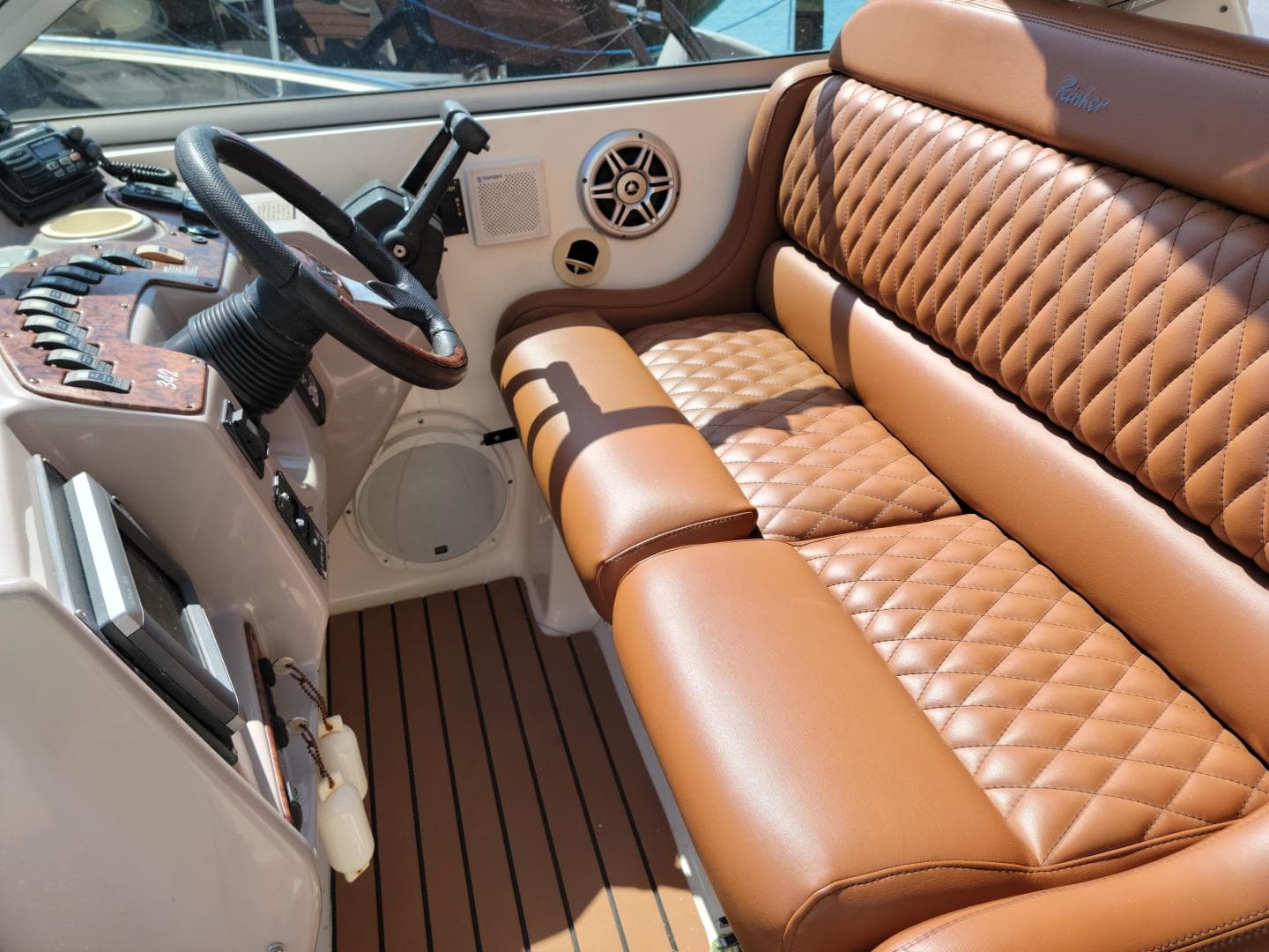 2005 Rinker Fiesta Vee 342