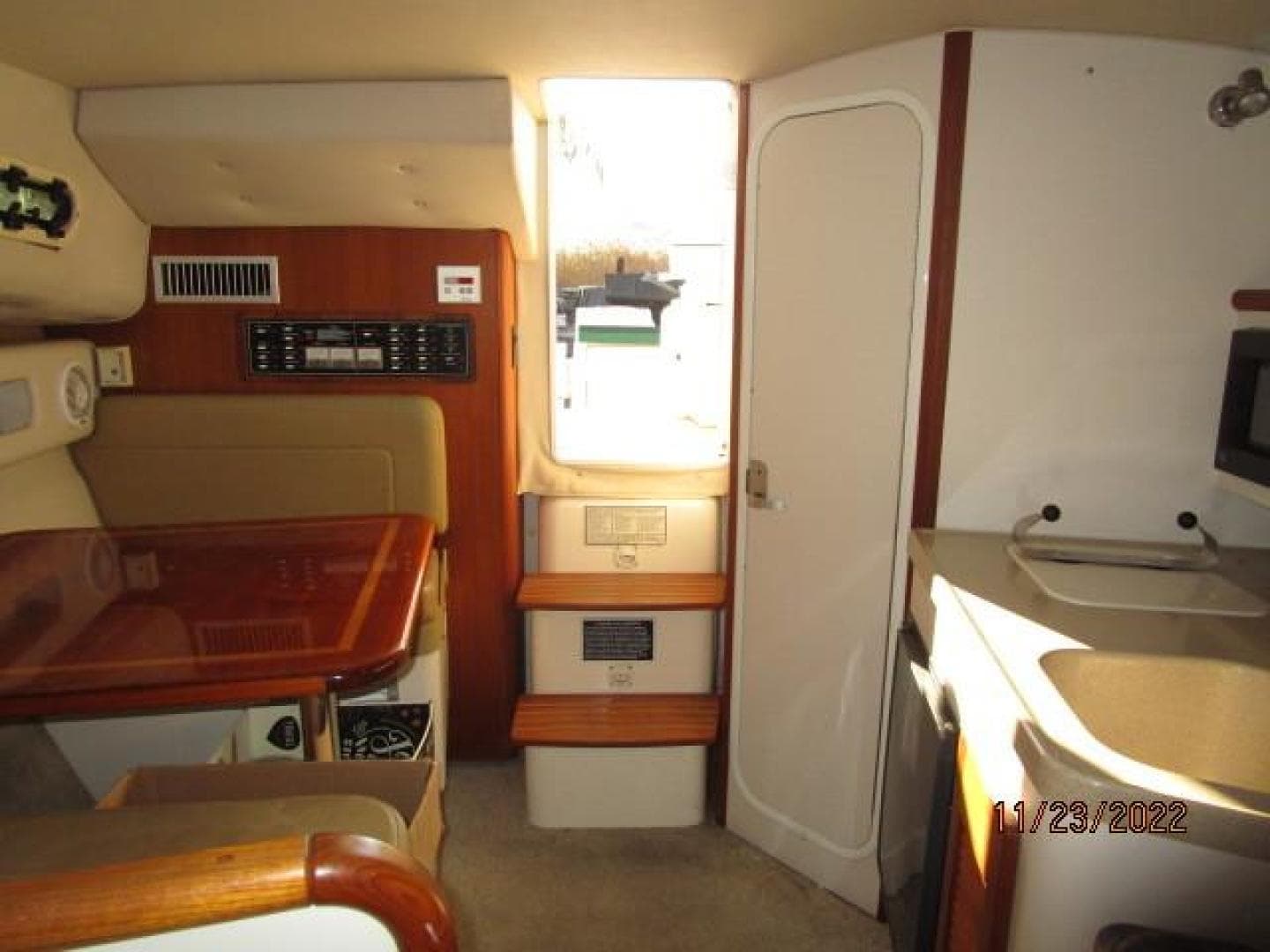 30' Pursuit lower deck aft